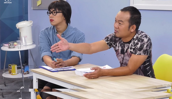 Lê Khánh vuột vai nữ chính vì “rượt” đạo diễn chạy “tóe khói” ở Biệt đội siêu hài  Trong một buổi thử vai, Long Đẹp Trai vào vai vị đạo diễn điện ảnh nổi tiếng cùng trợ lý Minh Ngọc tìm kiếm người phù hợp với vai nữ chính. Tiêu chí tuyển chọn của đạo diễn chính là tìm được người thể hiện nội tâm của một cô gái đầy đau thương, đi du lịch nước ngoài về thì phát hiện cả gia đình bị ám sát. 