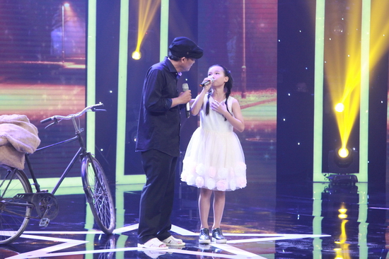 Tài xế xe cấp cứu song ca cùng con gái khiến Cẩm Ly xúc động:  Tiếp nối đêm thi là sự xuất hiện của cha và con gái Văn Tấu – Tường Vy. Anh Văn Tấu hàng ngày đối mặt rất nhiều căng thẳng, áp lực với công việc tài xế xe cấp cứu. Với những bệnh nhân đau đớn, luôn nằm ngay sau lưng, anh phải đáp ứng sự nhanh chóng và đặc biệt là đảm bảo an toàn. Chỉ có những người tâm huyết, có tinh thần thép mới đủ bản lĩnh gắn bó với nghề. Chính gia đình là nơi anh tựa vào để giải tỏa áp lực.