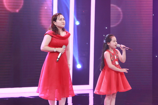Cặp mẹ con Tố Quyên - Phương Anh khiến Hoàng Yến Chibi phấn khích ở Gia đình song ca:  Đôi song ca mẹ con Tố Quyên - Phương Anh là những thí sinh tiếp theo bước lên sân khấu. Họ đến từ Kiên Giang, nơi có những cánh đồng xanh bát ngát và tiếng rì rào, sóng vỗ rất đẹp và yên bình. Chị Tố Quyên mặc dù rất đam mê ca hát nhưng ngày xưa, vì chiều ý ông bà nên chọn quân y làm sự nghiệp. Đến với chương trình, bé Phương Anh mong sẽ tiếp sức cho giấc mơ ngày xưa của mẹ.