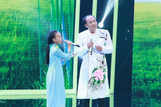 Giám khảo khách mời Chí Thiện khen hai cha con rất dễ thương, hát tốt, diễn xuất theo lời bài hát rất hay, tạo cho người xem cảm giác thoải mái. Đại Nghĩa thì nhận định hai cha con biểu diễn rất mộc mạc, lấy tình cảm của mọi người.