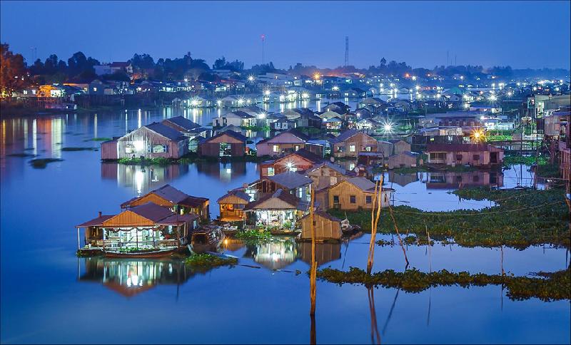 Sông nước miền Tây là một nét đặc trưng độc đáo mà ít nơi nào có được. Nếu ghé thăm thành phố Châu Đốc (An Giang), bạn sẽ không khỏi bâng khuâng khi ngắm nhìn làng nổi cá bè Châu Đốc trên sông Hậu. Những ngôi nhà đơn sơ lấp lánh trên dòng sông quê hương. Ảnh: Nguyễn Đình Ri.