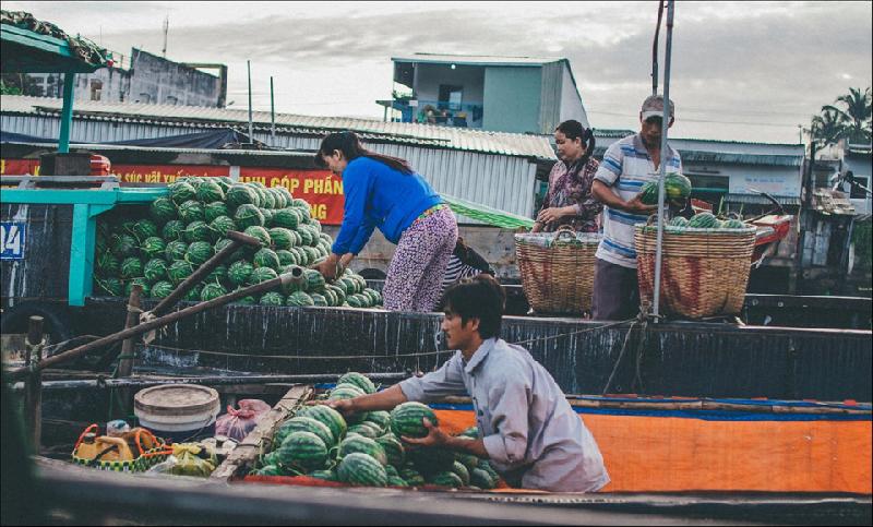 Miền Tây đẹp bình dị trong ảnh 'Dấu ấn Việt Nam' hình ảnh 2 Chợ nổi Cái Răng (Cần Thơ) là nơi tập trung buôn bán các loại trái cây, đặc sản của vùng đồng bằng sông Cửu Long. Chợ Cái Răng thường họp khá sớm, từ lúc tờ mờ sáng và đến khoảng 8-9h thì vãn. Khách tham quan nên đi vào khoảng 7-8h vì đó là lúc chợ đông đúc và nhộn nhịp nhất. Ảnh: Trần Thanh Duy.