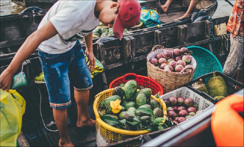 Miền Tây đẹp bình dị trong ảnh 'Dấu ấn Việt Nam' hình ảnh 3 Đến với chợ nổi, du khách có thể mua được đủ loại trái cây tươi ngon. Ảnh: Trần Thanh Duy.