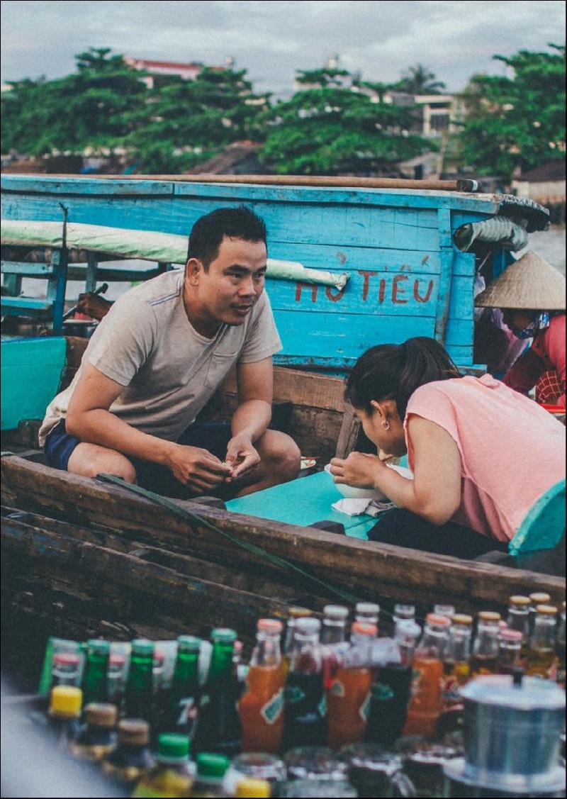 Miền Tây đẹp bình dị trong ảnh 'Dấu ấn Việt Nam' hình ảnh 4 Các xuồng bán phở, hủ tiếu, cà phê (thường là thuyền nhỏ) len lỏi phục vụ khách đi chợ và cả khách tham quan. Thưởng thức tô hủ tiếu ngay giữa vùng sông nước là một trải nghiệm mới lạ và thú vị. Ảnh: Trần Thanh Duy.