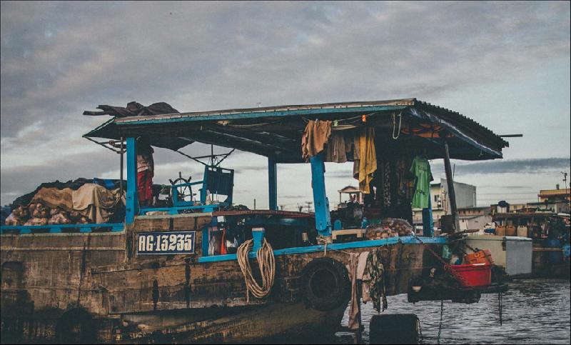Miền Tây đẹp bình dị trong ảnh 'Dấu ấn Việt Nam' hình ảnh 5 Hòa mình vào không khí nhộn nhịp của buổi chợ, du khách có thể quan sát, tìm hiểu nét sinh hoạt của nhiều gia đình thương hồ với nhiều thế hệ chung sống trên ghe. Có những chiếc ghe như căn hộ di động trên sông nước. Ảnh: Trần Thanh Duy.
