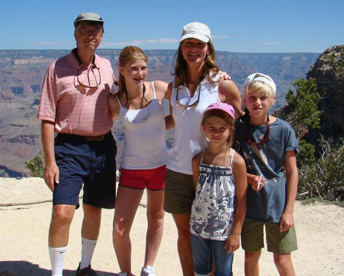 Khi không làm việc hay đọc sách, Bill Gates sẽ dành thời gian chơi với 3 đứa con. Ông thường đưa con trai đến các địa điểm khác thường như nhà máy điện hay trạm phóng tên lửa để vừa chơi vừa học. 