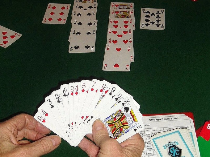 Nếu là một ngày cuối tuần, ông sẽ chơi vài ván bài cùng gia đình lúc rảnh.