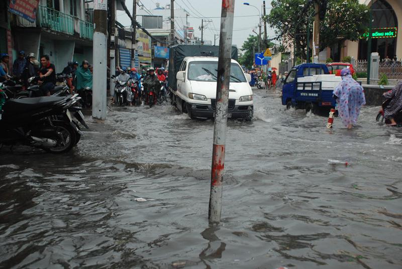 Đường Tô Ngọc Vân ngập một đoạn kéo dài 100m