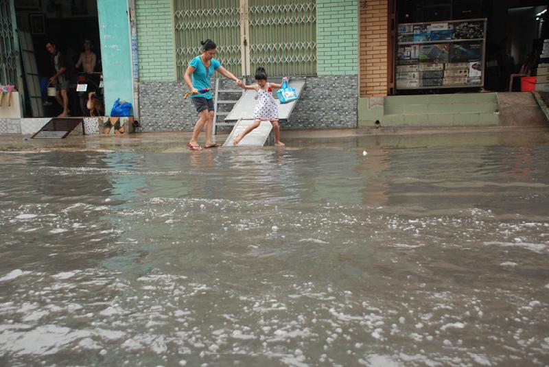 Trong khi đó, đường Dương Văn Cam cũng ngập khiến phương tiện qua lại khó khănẢNH: AN HUY