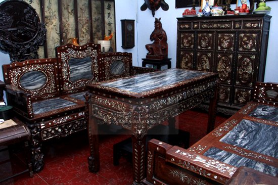 Lâm Chi Khanh, làng sao Ấn tượng đầu tiên trong nhà là nội thất gỗ được chạm trổ, khảm đá rất bắt mắt và đắt tiền.