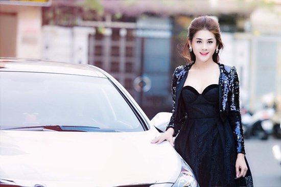 Lâm Chi Khanh, làng sao Bản thân Lâm Khánh Chi cũng sở hữu một chiếc xe sang riêng phục vụ cho việc di chuyển.