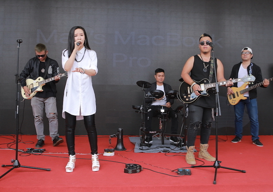 Khán giả tham gia ngày hội được thưởng thức các tiết mục cover độc đáo của nhóm Black Roses, Fire band, Tia Chớp Bạc từng xuất hiện trong chương trình Phiên Bản Hoàn Hảo. Tiếp đó, mọi người được hòa mình vào không gian nhạc EDM sôi động với những ca khúc được yêu thích.