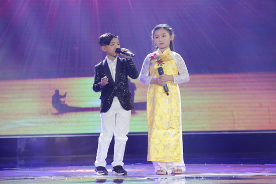 “Hiện tượng Dân ca nhí” Nghi Đình kết hợp với cậu bé Minh Chiến trong ca khúc Ru lại câu hò bằng giọng ca “ngọt như mía lùi”. 