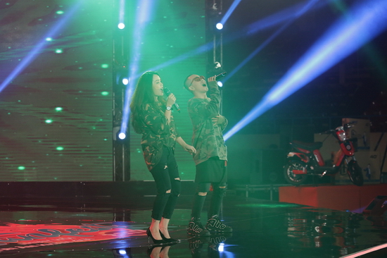 Chương trình Gia Đình Song Ca đang phát sóng trên kênh HTV7 vào 19 giờ Chủ Nhật hàng tuần thu hút lượng lớn khán giả theo dõi. Đến với Điền Quân Fanfest 2017, cặp mẹ con Hà Xuân - Đức Anh trình diễn ca khúc Ăn gì đây từng “gây bão” trong cuộc thi. Bà mẹ “xì tin” cùng cậu con trai phong cách đã khuấy động sân khấu với những giai điệu bắt tai.