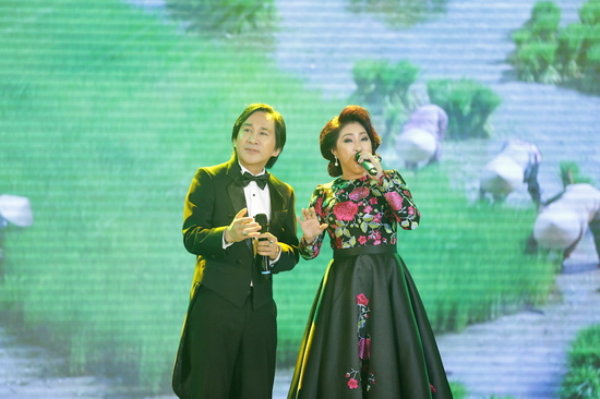 Đối với những khán giả yêu thích cải lương, chắc hẳn không thể bỏ qua cơ hội gặp gỡ huấn luyện viên Kim Tử Long, Thoại Mỹ từ chương trình Đường Đến Danh Ca Vọng Cổ. Hai NSƯT khiến khán giả chìm đắm trong bài tân cổ Duyên quê đầy ngọt ngào.