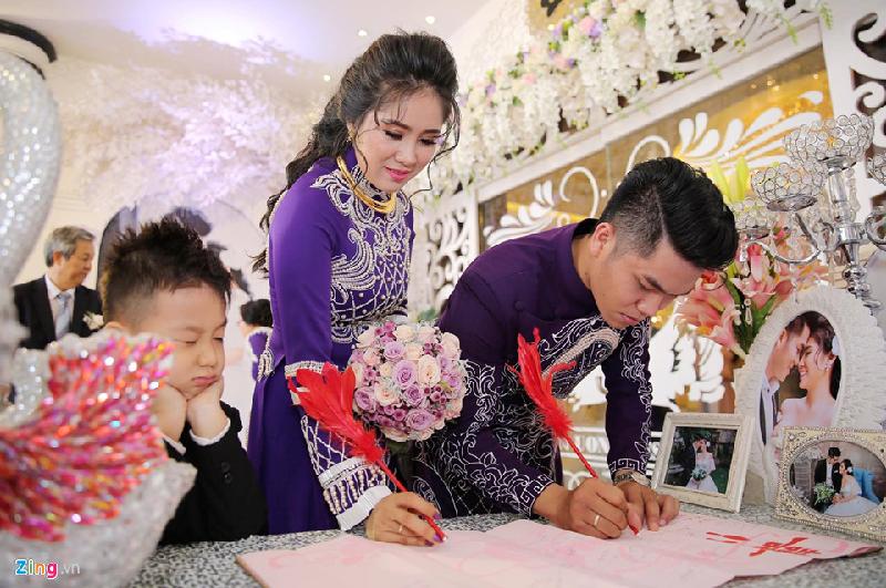 Ngân Khánh dự tiệc cưới Lê Phương ở Trà Vinh sau 2 năm rời showbiz hình ảnh 1 Tiệc cưới của Lê Phương và ông xã Lê Trung Kiên diễn ra tại một nhà hàng sang trọng ở thành phố Trà Vinh. Cà Pháo luôn bên cạnh mẹ và cha dượng trong ngày vui. Cậu bé 5 tuổi khá dạn dĩ trước ống kính máy ảnh.