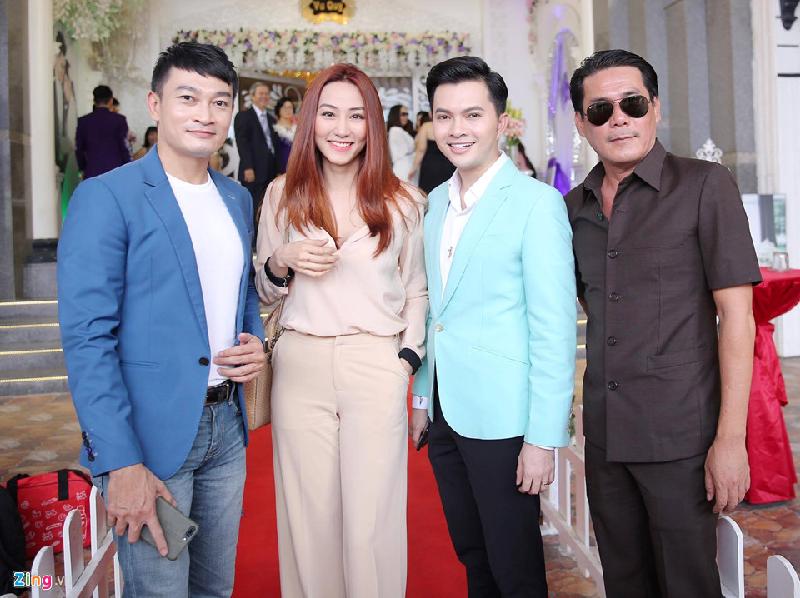 Ngân Khánh cho biết tuy không đóng phim thời gian qua nhưng cô và Lê Phương vẫn nói chuyện thường xuyên qua điện thoại, Facebook. Cô mừng cho bạn đã tìm được hạnh phúc mới sau đỗ vỡ.