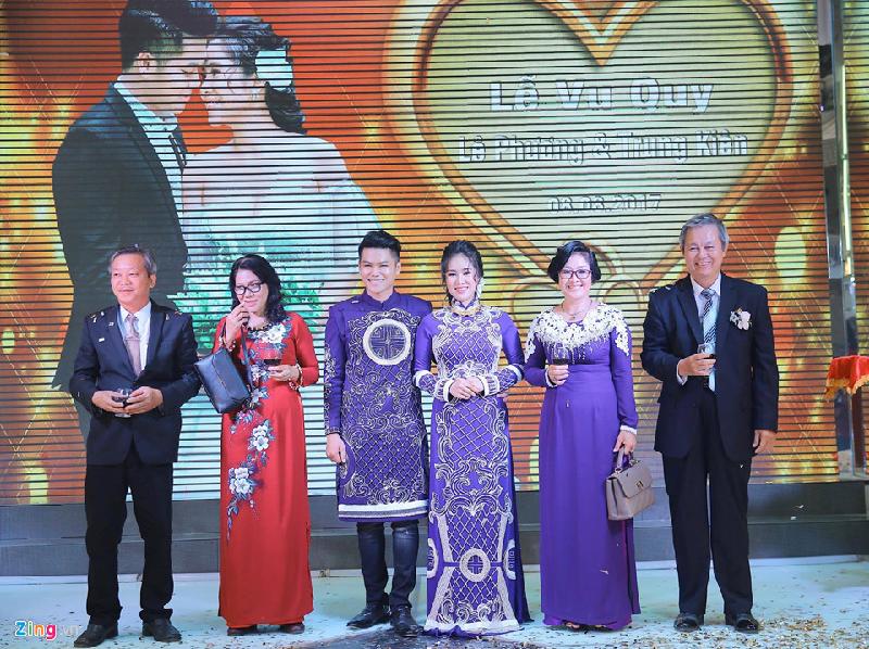 Ngân Khánh dự tiệc cưới Lê Phương ở Trà Vinh sau 2 năm rời showbiz hình ảnh 9 Khi đến với Lê Phương, có tin gia đình Trung Kiên ngăn cản vì nữ diễn viên từng kết hôn và hơn con trai họ khá nhiều tuổi. Tuy vậy, trong hôn lễ ở Trà Vinh, cha mẹ chú rể đều sát cánh bên cô dâu, chú rể.