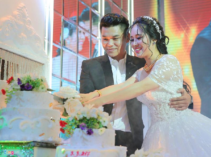 Ngân Khánh dự tiệc cưới Lê Phương ở Trà Vinh sau 2 năm rời showbiz hình ảnh 10 Vợ chồng Lê Phương thực hiện các nghi lễ cắt bánh, rót rượu vang tại tiệc cưới.