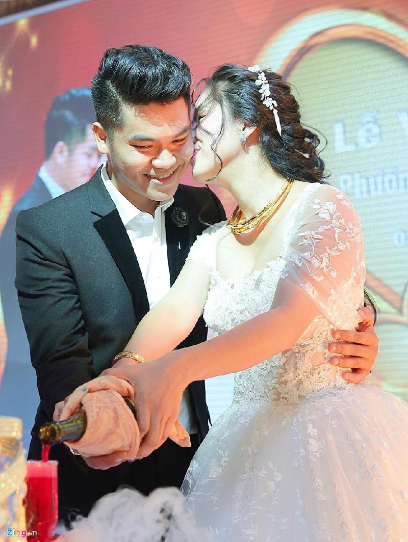 Ngân Khánh dự tiệc cưới Lê Phương ở Trà Vinh sau 2 năm rời showbiz hình ảnh 11 Nữ diễn viên thể hiện rõ niềm hạnh phúc trong hôn lễ. Cô trao nụ hôn cho ông xã.