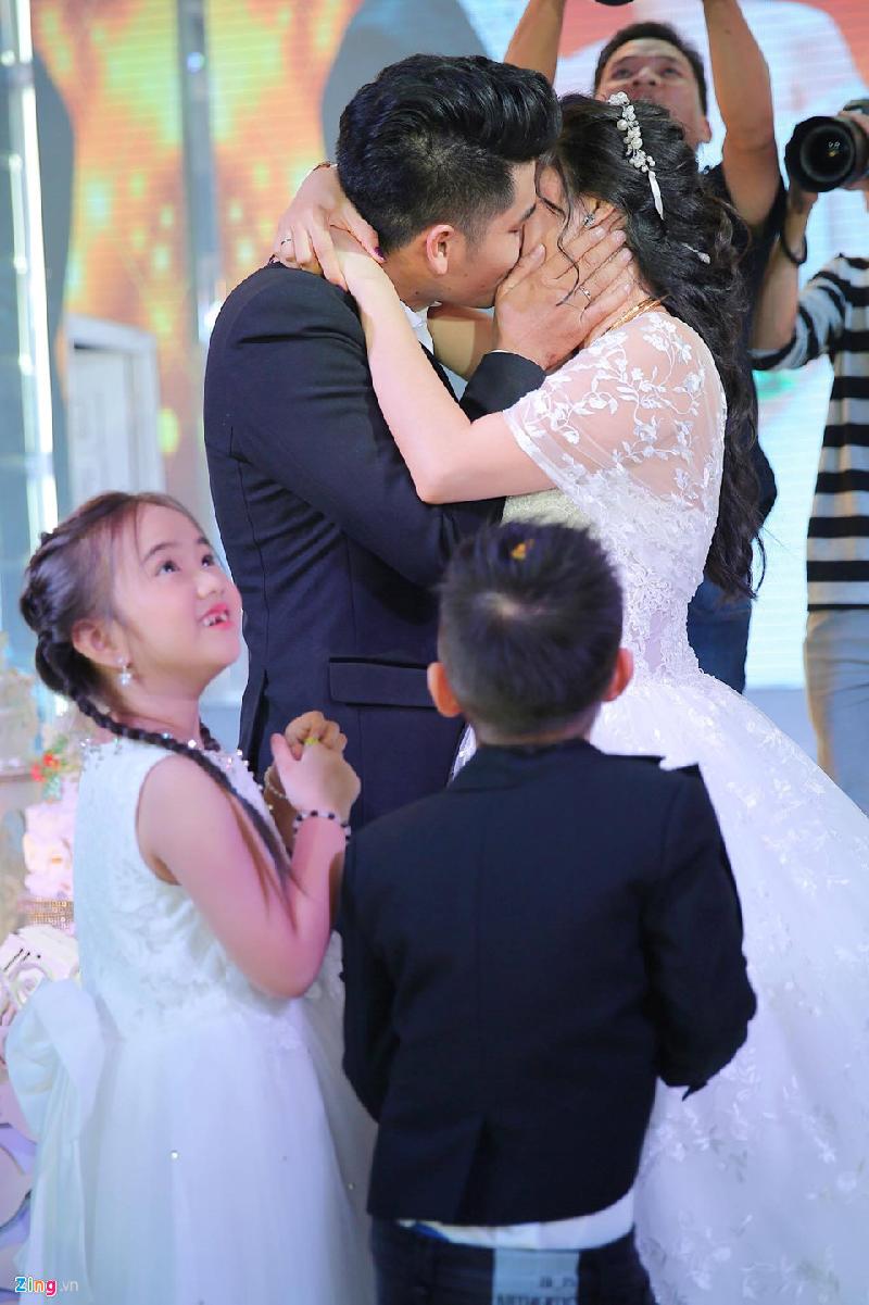 Ngân Khánh dự tiệc cưới Lê Phương ở Trà Vinh sau 2 năm rời showbiz hình ảnh 12 Cả hai khóa môi say đắm giữa tiệc cưới. Hơn một năm hẹn hò, Lê Phương luôn thể hiện mình được Trung Kiên chăm sóc. Cô tâm sự anh không ngại cúi xuống cột dây giày cho mình.