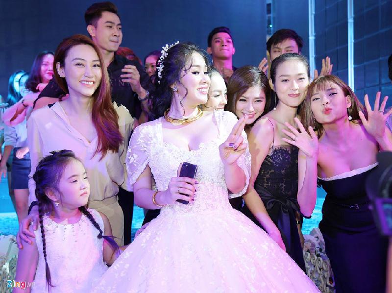 Ngân Khánh cùng đồng nghiệp ghi lại những khoảnh khắc đáng nhớ bên cô dâu.