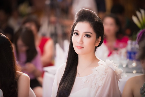 Nguyễn Thị Huyền, hoa hậu, làng sao