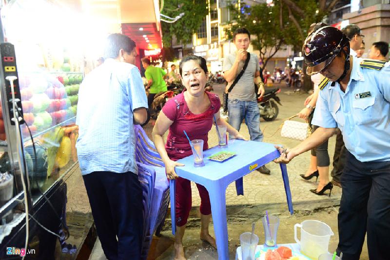 Ông Đoàn Ngọc Hải và đoàn kiểm tra liên ngành quận 1 liên tục bị người dân có hành vi lấn chiếm vỉa hè phản ứng. Người dân mong rằng chính quyền sẽ dẹp vỉa hè công tâm, chứ đừng chỉ dẹp người nghèo còn bỏ qua cho người giàu.