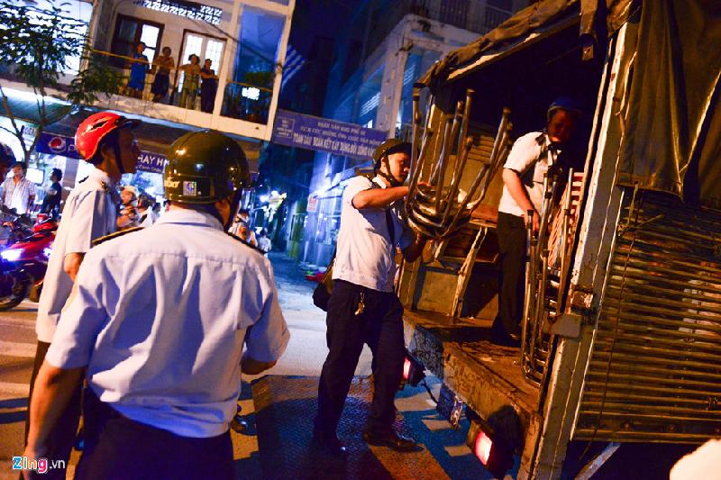 Người chiếm vỉa hè Sài Gòn hốt hoảng khi thấy ông Hải xuất hiện hình ảnh 12 Ngoài những hộ dân phản đối, cũng có những trường hợp vi phạm chấp hành nghiêm túc việc lập biên bản, thu giữ các dụng cụ để trên vỉa hè trái phép.
