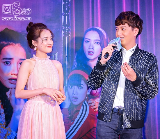 Nhã Phương đã có những chia sẻ thú vị về bạn diễn Ngô Kiến Huy khi cho biết cô bị ám ảnh bởi cảnh hôn phải quay đi quay lại đến 7 tiếng. Bên cạnh đó, người đẹp cũng tâm sự, có nhiều cảnh quay với Ngô Kiến Huy khiến cô khó có thể tập trung bởi tính cách hài hước của anh.