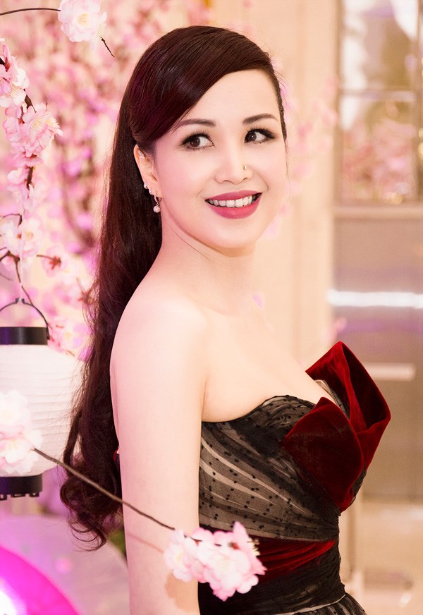 hoa hậu Nguyễn Diệu Hoa, làng sao