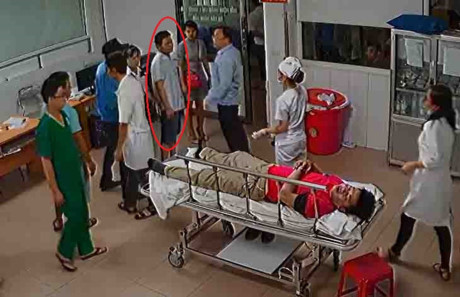 Ông Nguyễn Xuân Huân (vòng tròn đỏ), Chủ tịch phường Trung Đô xác nhận có mặt trong video. Ảnh: Cắt từ clip. 