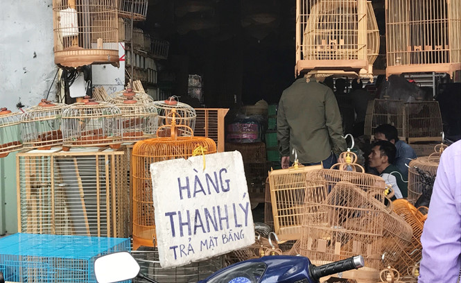 Ghi nhận của Tiền Phong vào chiều 14/8, nhiều ki-ốt trên đường Trường Chinh (đoạn từ Mũi Tàu đường Cộng Hòa đến đường Phạm Văn Bạch, TPHCM) thông báo xả hàng để trả lại mặt bằng.