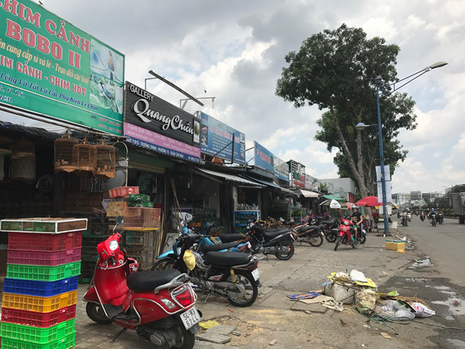Theo một số hộ kinh doanh, họ đã thuê mặt bằng tại đây gần chục năm nay. Nhiều lần cũng có nghe nói đến việc giải tỏa khu vực này nhưng chưa thấy triển khai. Đến nay thì tiếp tục nhận được thông báo phải trả lại mặt bằng. 