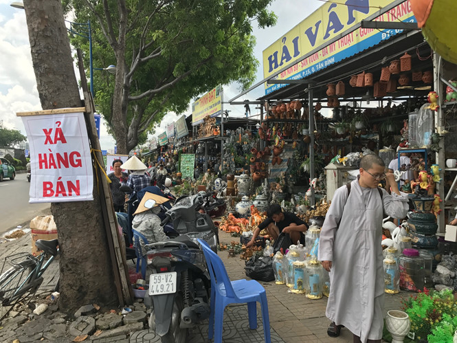 Một số hộ tranh thủ thu dọn hàng hóa để chuyển đi đến nơi khác kinh doanh. Ảnh Việt Văn