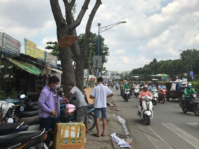  Trước đó, ngày 8/8, Thượng tướng Trần Đơn, Thứ trưởng Bộ Quốc phòng cho biết, đã yêu cầu Quân chủng Phòng không không quân và Sư đoàn không quân 370 thực hiện giải tỏa 50 ki-ốt và 3 cây xăng dọc đường Trường Chinh giáp sân bay giao đất lại cho quận Tân Bình (TPHCM) quản lý. 