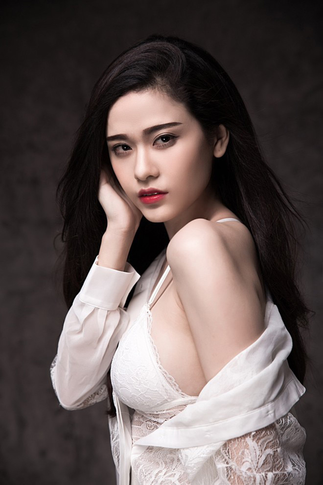 Quỳnh Anh đang xây dựng hình ảnh theo hướng gợi cảm, nóng bỏng, khoe trọn 