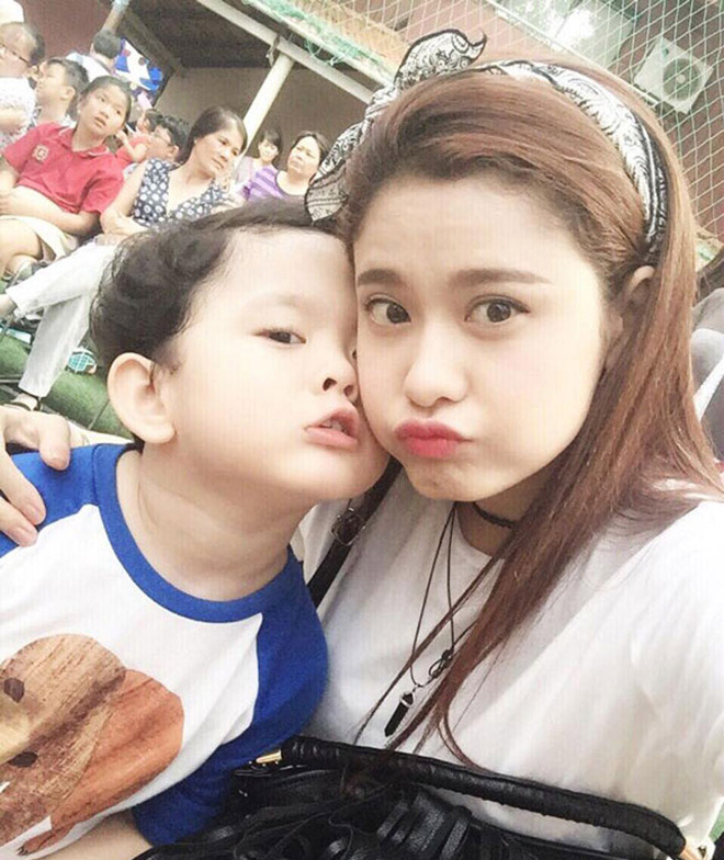 Tính tới thời điểm hiện tại, con trai của người đẹp chỉ mới hơn 5 tuổi nhưng cậu bé sở hữu diện mạo khá chững chạc, điển trai, ra dáng người lớn. Khi sánh bước bên bé Sushi, Trương Quỳnh Anh luôn khiến người đối diện bất ngờ, ghen tị vì trông cô quá đỗi trẻ trung hệt như một người chị gái.