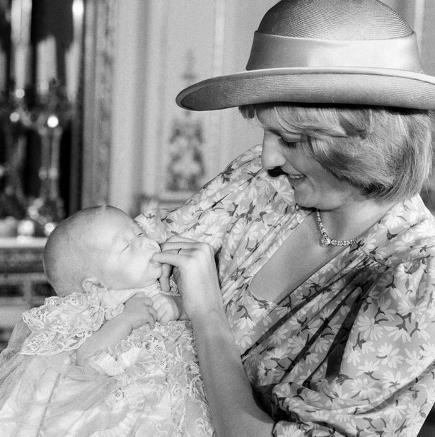 Tháng 8/1982 - Lễ rửa tội Hoàng tử William: Hoàng tử Wiliam trong vòng tay cố Công nương Diana vào lễ rửa tội ngày 4/8/1982.  Kent Gavin chia sẻ: 