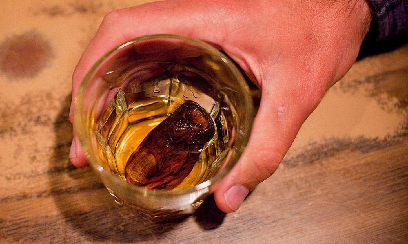 Cocktail ngón chân, Canada: Ra đời từ năm 1973, món cocktail Sourtoe đã trở thành một trong những biểu tượng của thành phố Dawson. Trong đó, một ngón chân người sấy khô và ướp muối được cho vào món đồ uống theo khách chọn. Tất nhiên, khách uống cần chừa lại ngón chân này. Tuy nhiên, một số trường hợp đã vô tình nuốt mất. Ảnh: Getlostmagazine.
