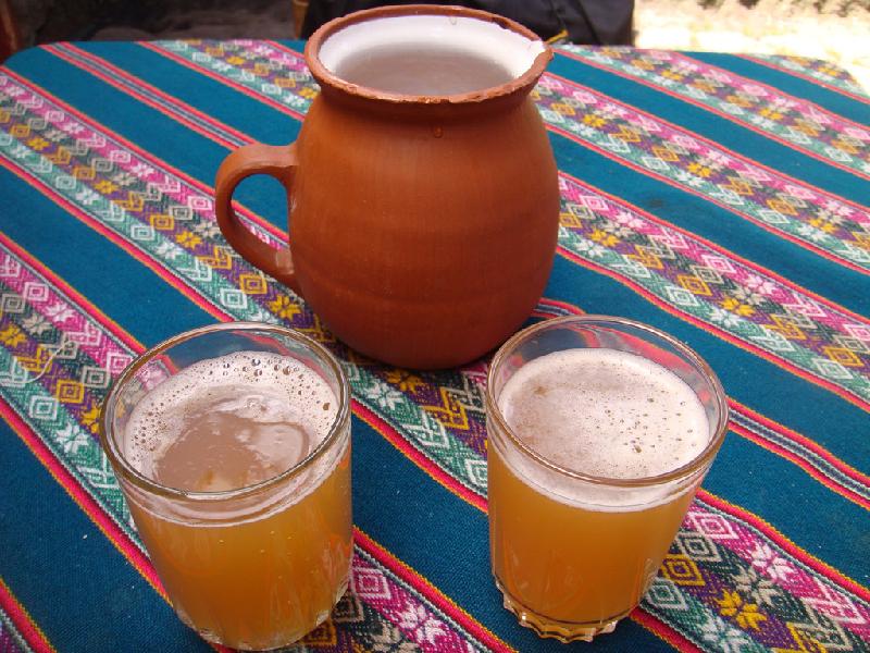 Những đồ uống khiến du khách xanh mặt vì sợ hình ảnh 5 Chicha, Peru: Loại rượu này có vẻ khá bình thường, nhưng sau khi nghe cách chế biến, hẳn bạn sẽ chần chừ không dám uống. Trước hết, người Peru sẽ nhai ngô sống để chúng thấm đẫm nước bọt. Sau đó, ngô đã nhai được cho vào nước ấm và để lên men. Đây là món đồ uống quan trọng với văn hóa của người Peru và được sử dụng trong các dịp lễ hội. Ảnh: Latinos.