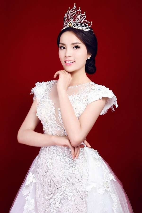 Hoa hậu Kỳ Duyên liên tục gặp tin đồn không hay khi đăng quang.