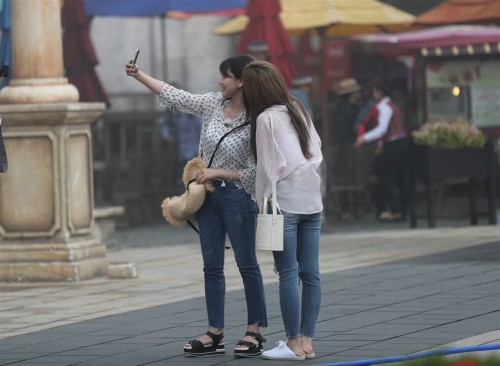 Cảnh đẹp của làng Pháp khiến cả hai thích thú liên tục selfie một cách tự nhiên và thoải mái.