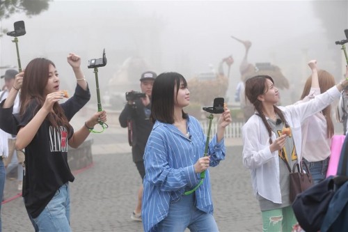 Đến Sun World Ba Na Hills đúng thời điểm khu du lịch đang tổ chức lễ hội bia B’estival 2017, những cô nàng TWICE không khỏi ngạc nhiên trước sự công phu của những tiểu cảnh, và không khí tưng bừng không kém những lễ hội Oktobefest khác. Khung cảnh này ngay lập tức đã lọt vào khung hình của chương trình mà nhóm nhạc đang tham gia.