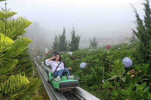 Nhóm nhạc cũng có những giây phút thoải mái khi trực tiếp trải nghiệm các trò chơi tại đây như: máng trượt, tháp rơi tự do, xem phim 5D…. Kết thúc chương trình ghi hình trong buổi sáng, cả đoàn đã rời Bà Nà để tiếp tục lịch làm việc và tranh thủ khám phá những địa điểm xinh đẹp khác của Đà Nẵng và Việt Nam. Theo nguồn tin riêng, địa điểm tiếp theo mà nhóm nhạc nổi tiếng Hàn Quốc đặt chân tới là phố cổ Hội An.