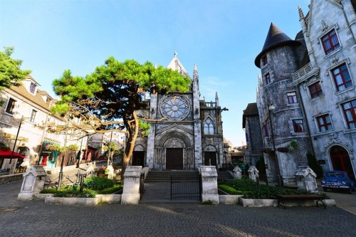 Gần đây, Sun World Ba Na Hills liên tục trở thành điểm đến của nhiều ngôi sao châu Á. Trước đó không lâu, diễn viên nổi tiếng của TVB Trần Hạo Dân đã bí mật đưa vợ du hí tại đây. Cộng đồng facebook, các fan hâm mộ đã dành không ít lời khen ngợi cho những bức ảnh đẹp của cặp vợ chồng diễn viên tại Sun World Ba Na Hills.