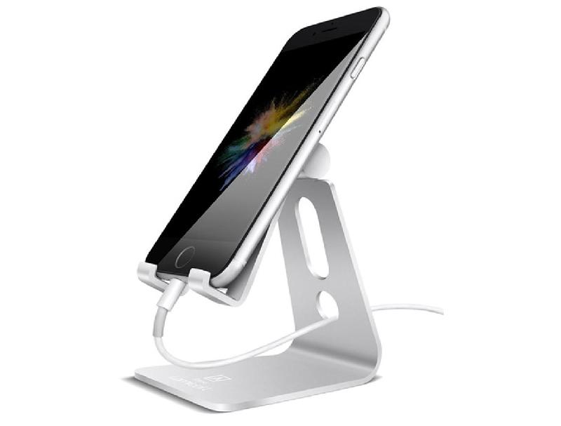 Giá đỡ iPhone có thể điều chỉnh được Lamicall (14 USD, 322 .000 đồng): Được làm bằng nhôm chắc chắn, chiếc giá đỡ này rất lý tưởng không chỉ cho việc sạc iPhone, mà còn cho những cuộc gọi FaceTime mở rộng, hoặc khi bạn muốn xem phim hoặc chơi trò chơi nhưng không muốn phải giữ máy quá lâu.