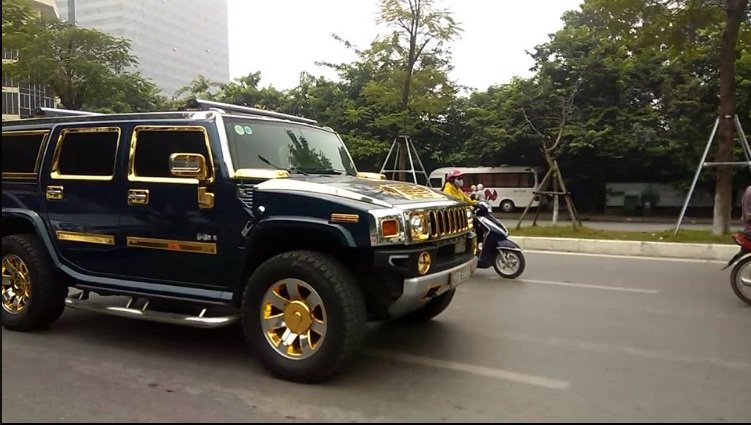 Chiếc xe hầm hố có nhiều chi tiết ngoại thất được mạ màu vàng như cản trước, mặt la-zăng, tay nắm cửa, ốp gương chiếu hậu...
