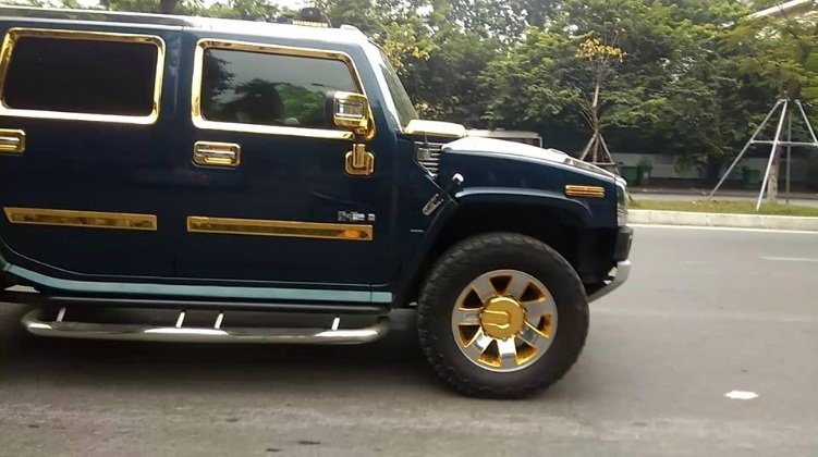Ngay sau khi được đăng tải, những hình ảnh trên khiến cộng đồng mạng xôn xao. Nhiều cư dân mạng nhận ra đây là xe của nữ đại gia tên M – chủ một quán cà phê trên phố Lê Văn Hưu, Hà Nội. Những hình ảnh về chiếc Hummer dát vàng lăn bánh trên phố Hà Nội khiến nhiều người ngỡ ngàng.