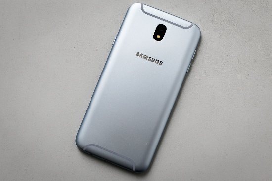 Điểm nhấn tiếp theo trên Galaxy J7 Pro chính là khả năng chụp hình với camera trước và sau đều cùng độ phân giải 13 megapixel, nhưng camera sau khẩu độ lớn f/1.7, tương đương Galaxy S8 cho khả năng chụp trong điều kiện ánh sáng yếu tốt hơn hầu hết các đối thủ trong cùng phân khúc. Trong khi camera phụ khẩu độ f/1.9 được hỗ trợ bởi đèn flash LED, hứa hẹn ảnh chụp selfie đẹp ngay cả trong điều kiện thiếu sáng.